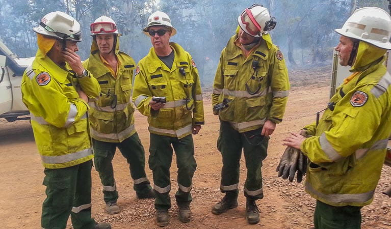 NPWS staff briefing during a bushfire. Photo: OEH