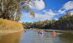 2 people kayaking on the Murrumbidgee River. Credit: Gavin Hansford © DPE