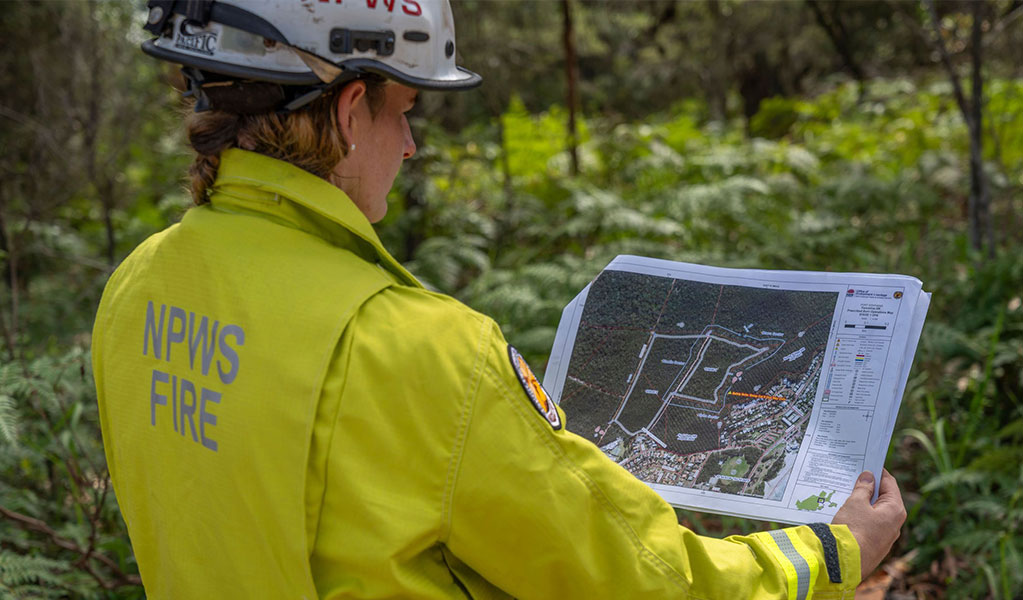 Briefing of NPWS staff and NSW Rural Fire Service, Warrumbungle National Park. Photo: John Spencer