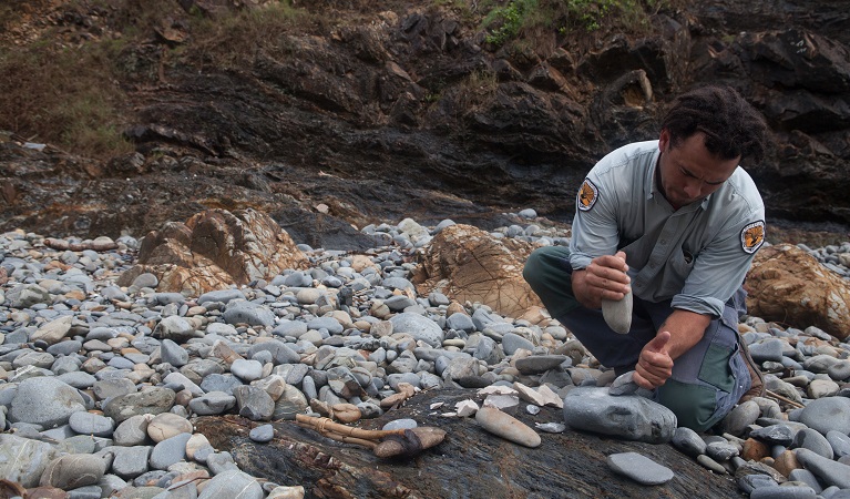 Making tools from the land on the Dolphin Dreaming program, Walgun Cape Byron State Conservation Area. Photo: Lee Middleton/OEH