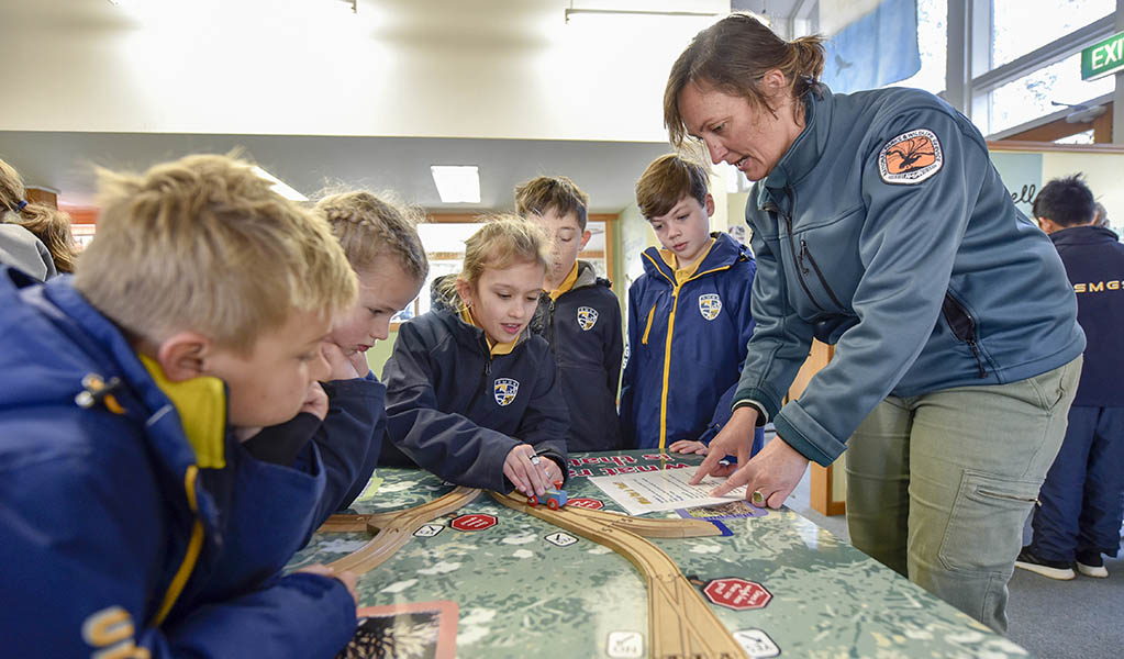 Students enjoying an activity with a ranger at the Kosciuszko Education Centre in Kosciuszko National Park. Photo: Adam Hollingworth &copy; DPE