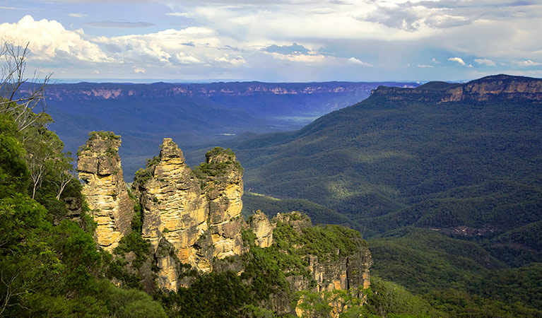 Three Sisters rock formations in Blue Mountains National Park, near Katoomba. Photo credit: Ian Bool © Inala Nature Tours