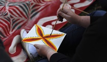 Aboriginal art teambuilding group tour in Blue Mountains National Park. Photo: Dylan Jones &copy; DPE