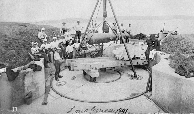 About 20 men removing an RML gun from Middle Head in 1891. © Australian War Memorial 
