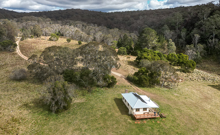 Aerial photo of Mooraback Cabin in Werrikimbee National Park. Photo: David Waugh © DPE