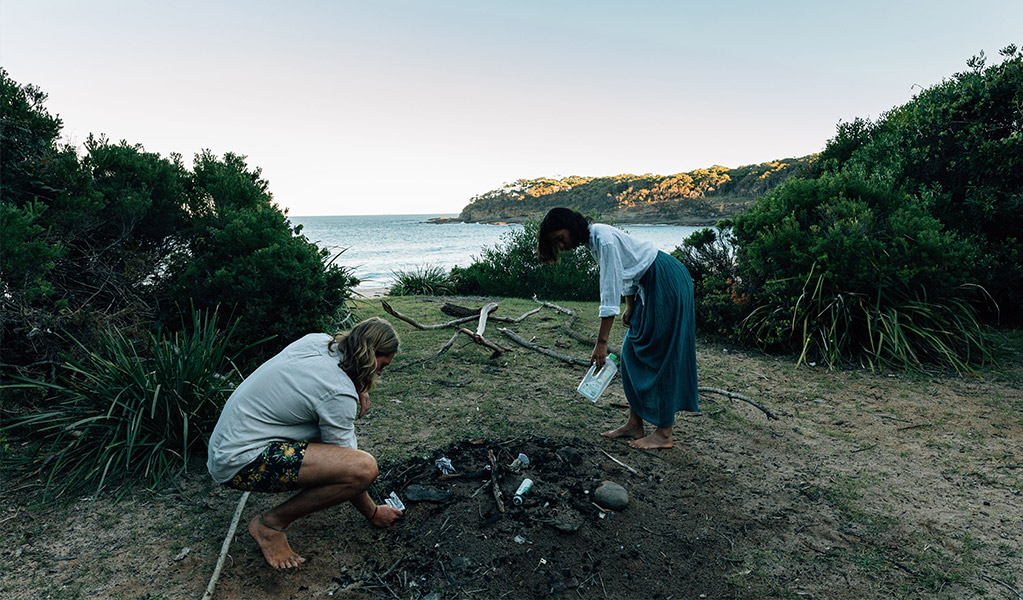 Campers picking up their rubbish, Murramarang National Park. Credit: Melissa Findley/DCCEEW © Melissa Findley