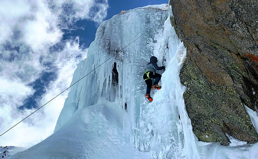 A roped climber ascends a curtain of ice in Kosciuszko National Park. Photo credit: Allie Pepper © Allie Pepper Adventures