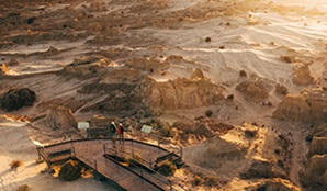 2 women looking at the unique landscape of Mungo National Park from Red Top Lookout. Photo: Melissa Findley