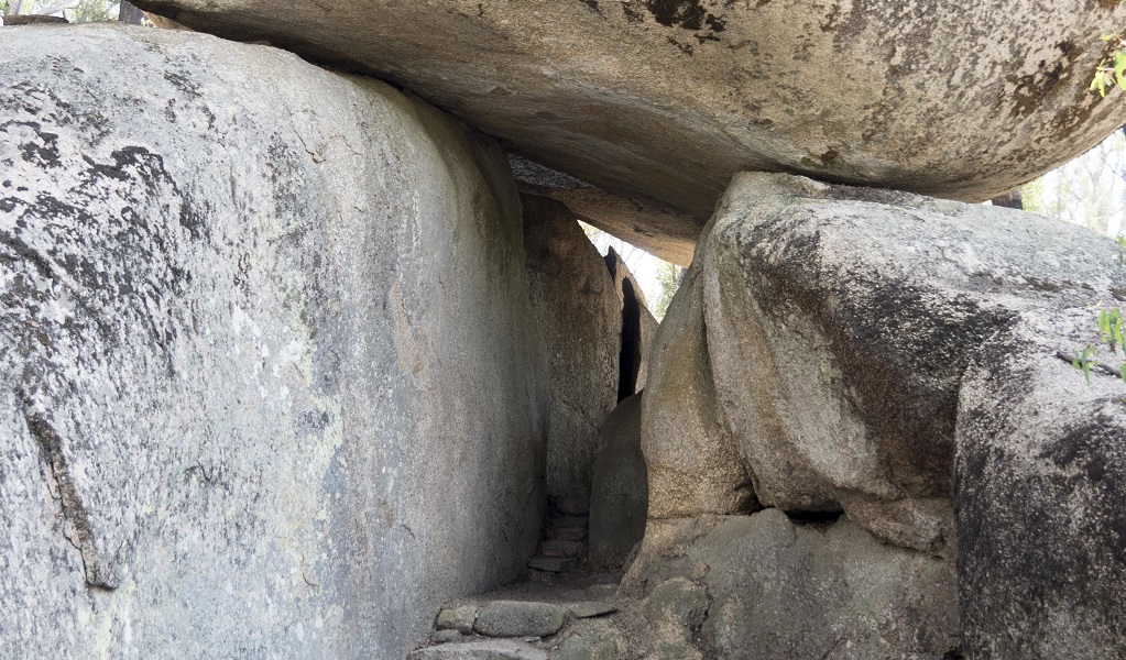 A section of Bungoona walk that passes through impressive granite boulders in Bald Rock National Park. Photo: Leah Pippos &copy; DPE