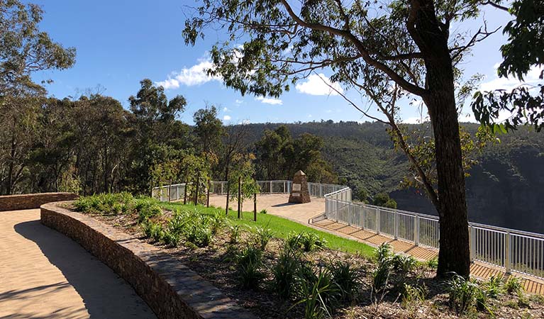 Govetts Leap lookout, Blue Mountains National Park. Photo: Stephen Nichols © DPE