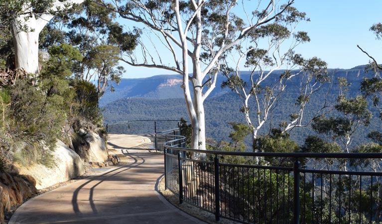 Three Sisters walk, Blue Mountains National Park. Photo: Rosie Garthwin/OEH.