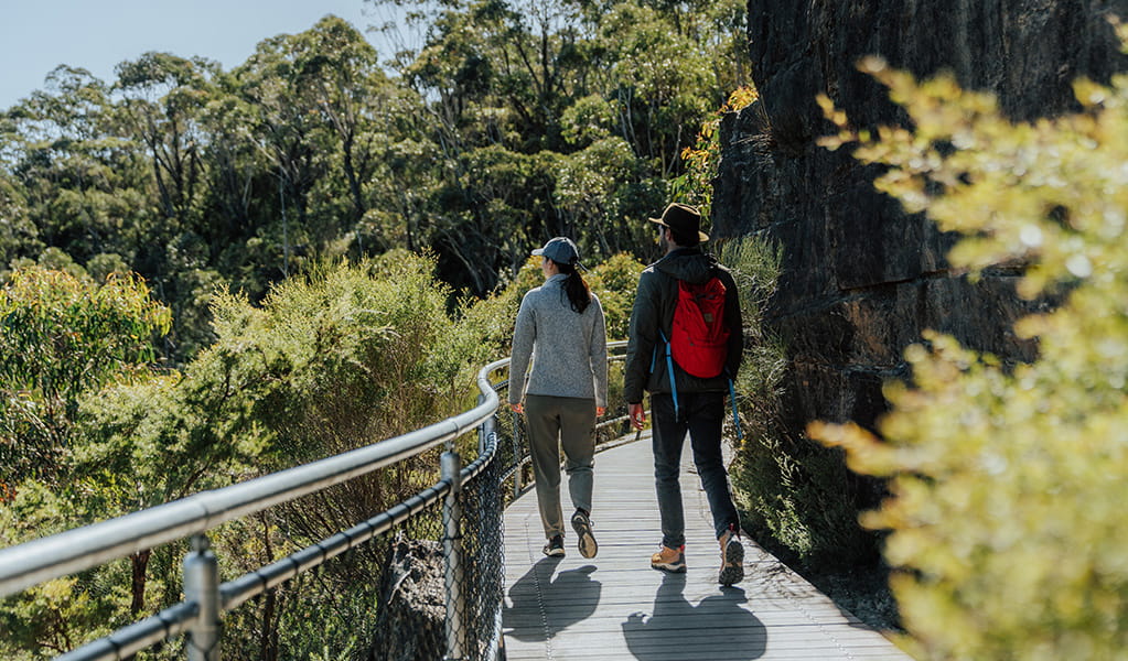2 walkers following Gordon Falls to Katoomba walk, Greater Blue Mountains Heritage Area. Photo: Remy Brand &copy; Remy Brand