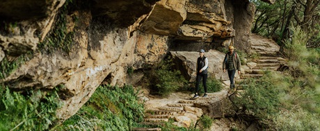 2 walkers following Grand Cliff Top Walk along the cliff edge, Blue Mountains National Park. Photo: Remy Brand &copy; Remy Brand