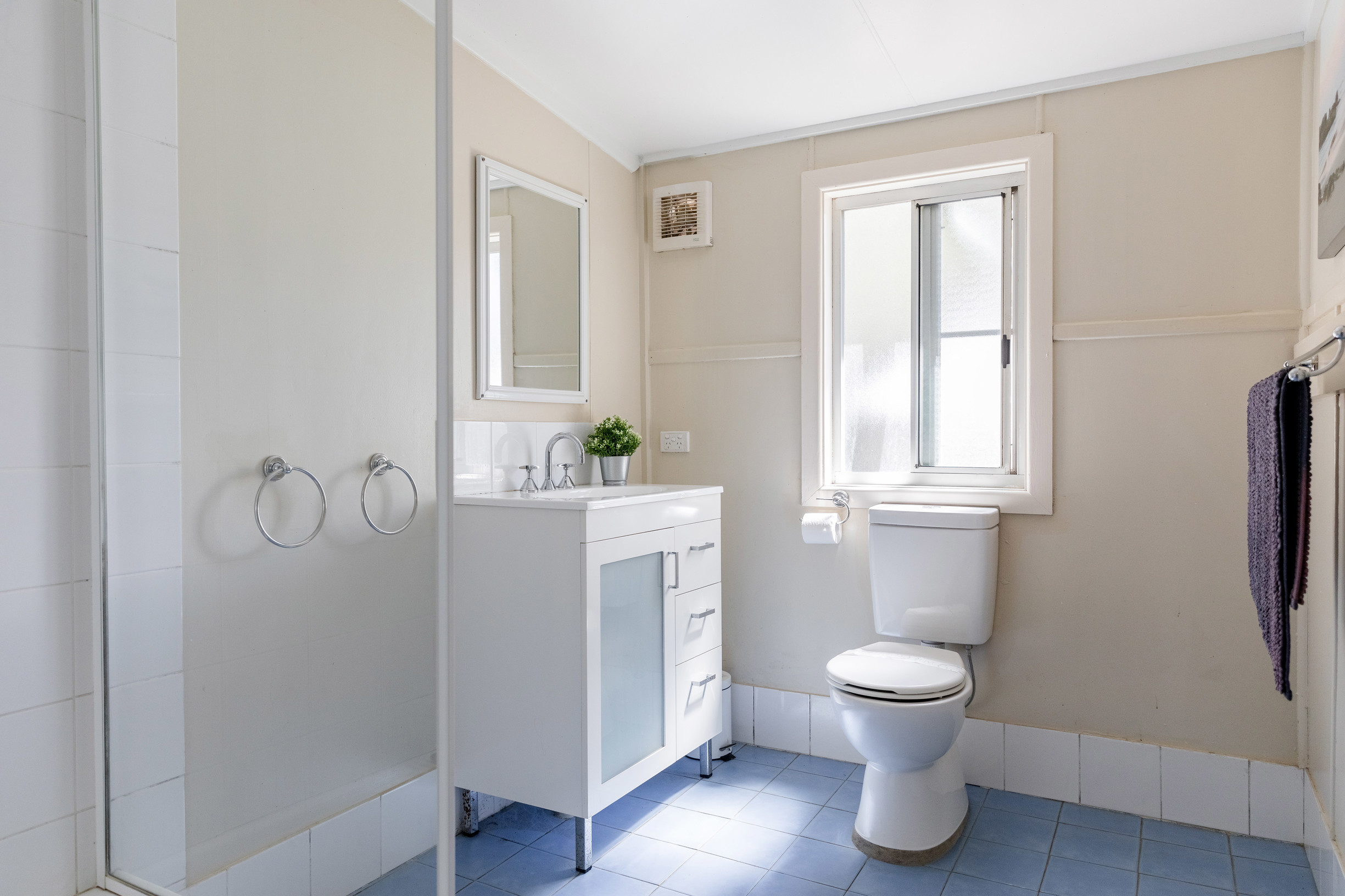 The bathroom at Tuckers Rocks Cottage in Bongil Bongil National Park. Photo: Mitchell Franzi/DPIE