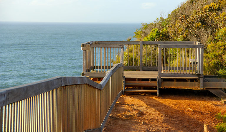 The viewing platform at Gerrin Point lookout in Bouddi National Park. Photo credit: John Yurasek. <HTML>&copy; DPIE