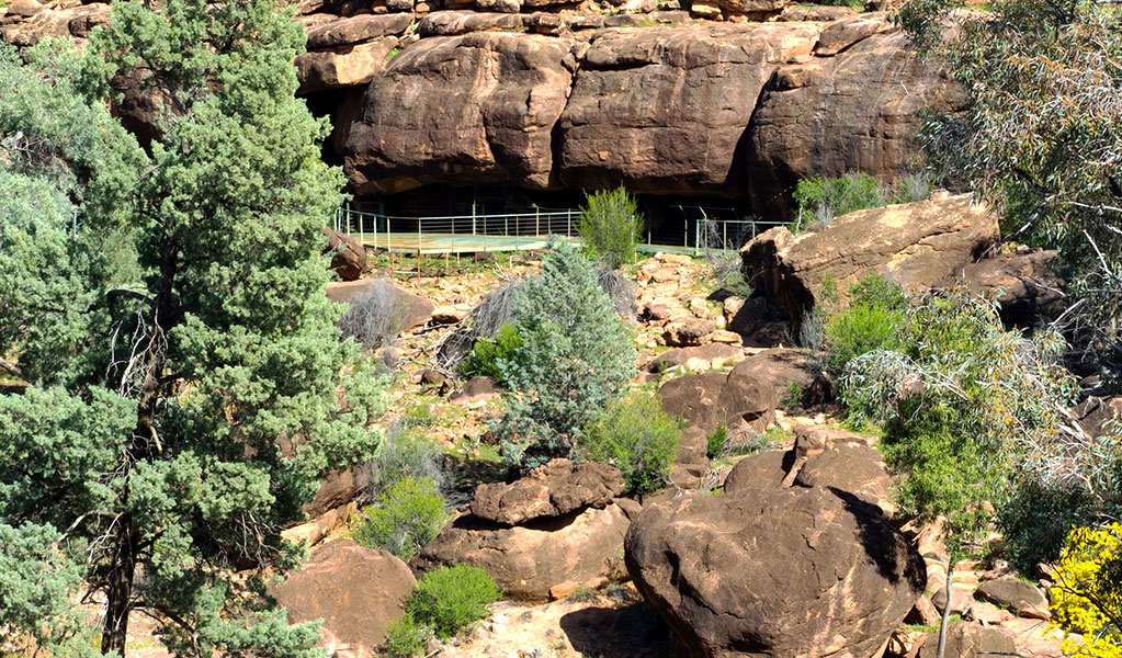 Viewing platform in front of a huge rock overhang in Gundabooka National Park. Photo credit: Leah Pippos &copy; DPIE