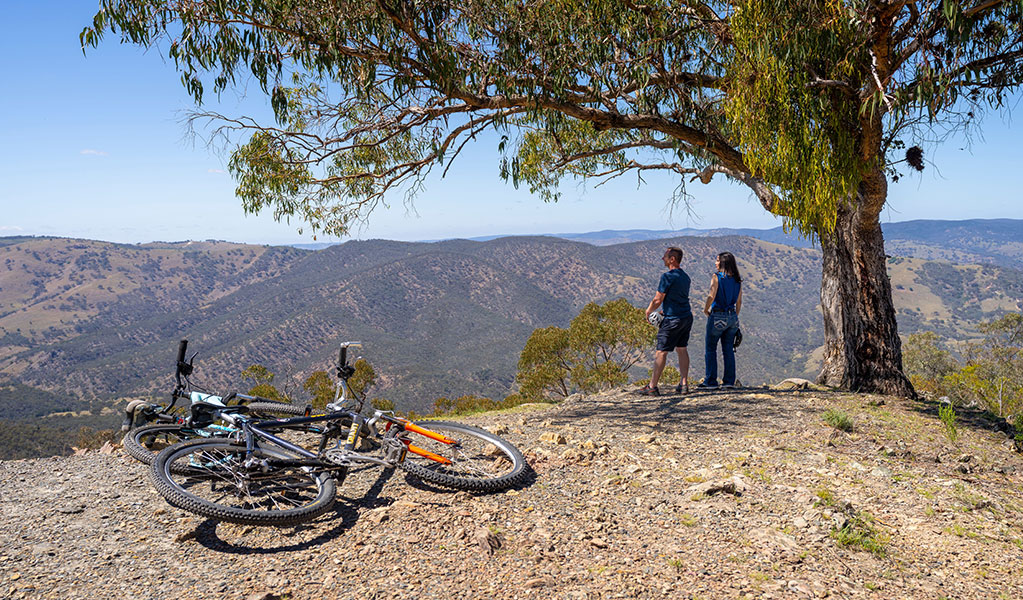 Two visitors enjoying the views at Split Rock lookout. Credit: John Spencer © DCCEEW