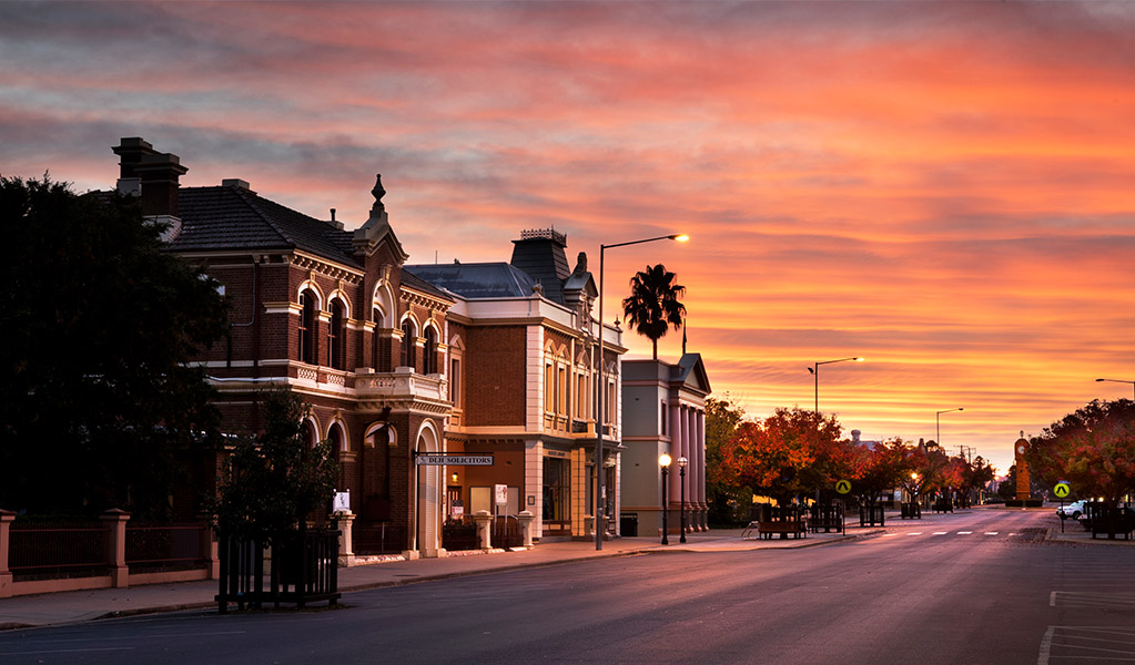 Sunrise over Market Street, in the town centre of Mudgee. Credit: Destination NSW © Destination NSW