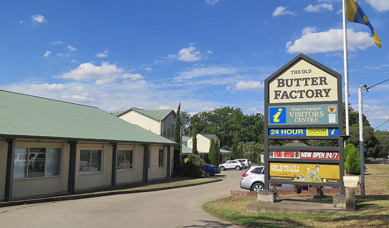 Tumut Visitor Centre, northern gateway to Kosciuszko National Park. Photo: Elinor Sheargold &copy; OEH