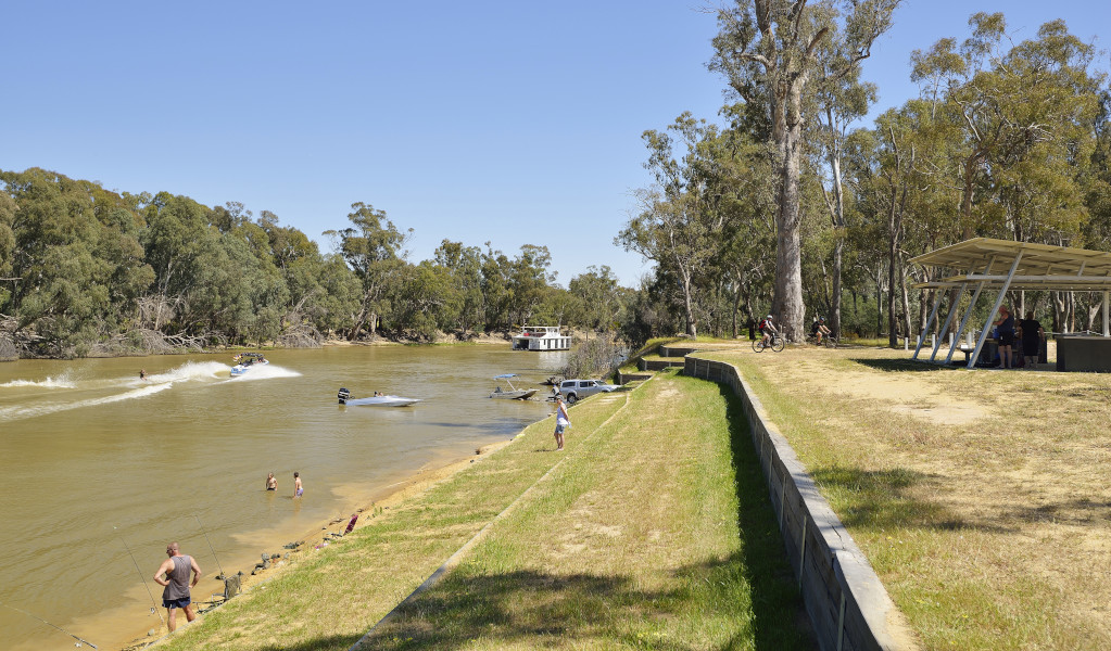 Riverside walk, Murray Valley Regional Park. Photo: Gavin Hansford &copy; DPE