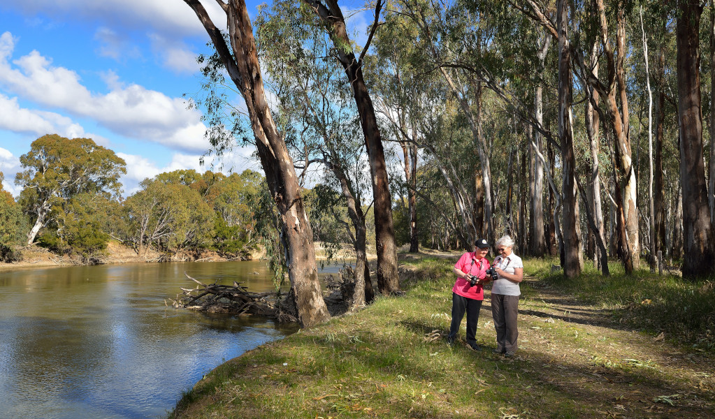 Visitors beside the river in Murrumbidgee Valley National Park. Credit: Gavin Hansford &copy; DPE 