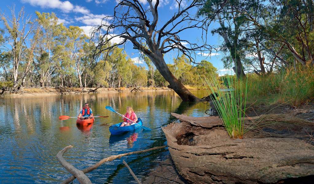 2 people kayaking on the Murrumbidgee River. Credit: Gavin Hansford &copy; DPE 