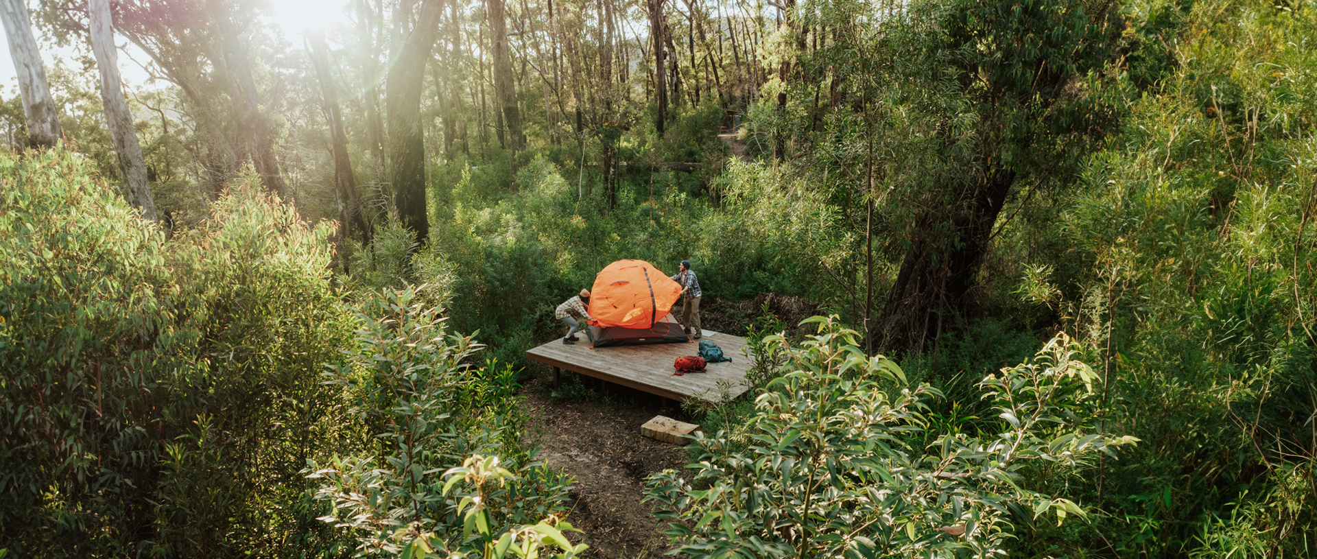 Walkers setting up their tent on the hardwood platform at Sand Ridge campground. Credit: Daniel Parsons/DCCEEW © Daniel Parsons