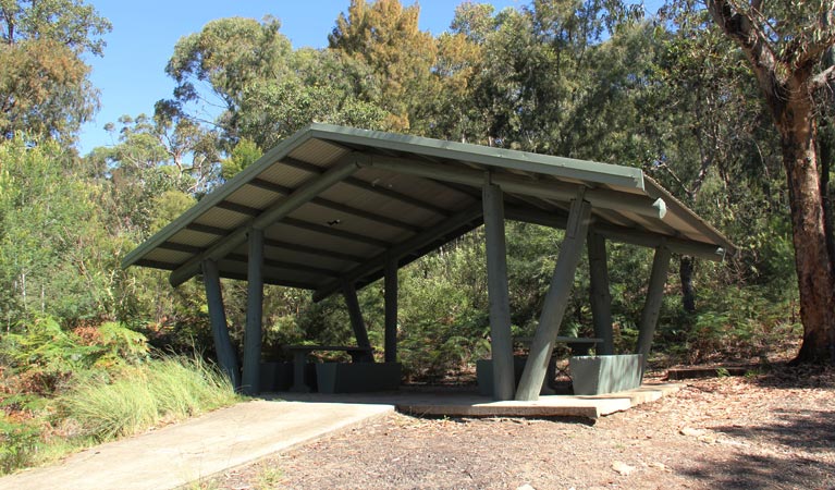 Sheltered picnic area at Yellow Rock lookout. Photo: John Yurasek/OEH