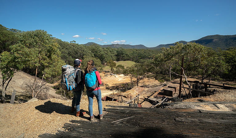 A couple looking across the remnants of historic Silver Peak Mine to Yerranderie Regional Park. Photo: John Spencer/OEH