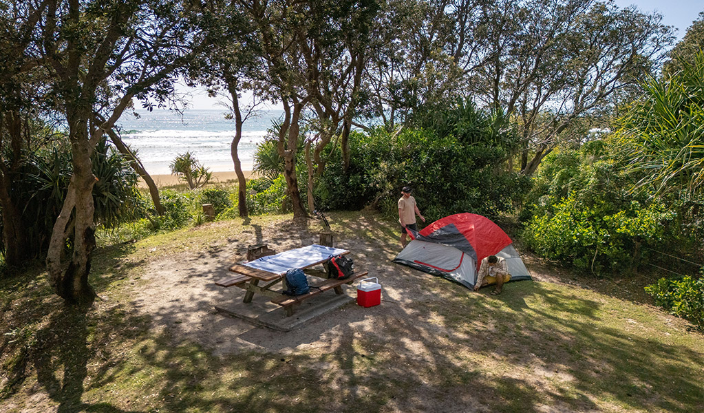 Campers setting up their tent at Illaroo campground. Credit: John Spencer &copy; DCCEEW