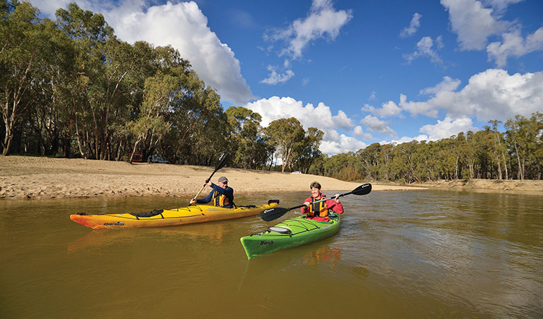 2 people Kayaking at Middle Beach Murrumbidgee Valley National Park. Gavin Hansford/DPIE